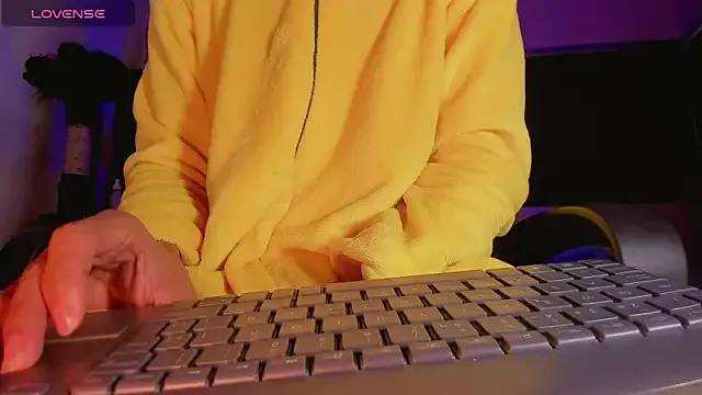 roouse – webcam model profile photo Image 17