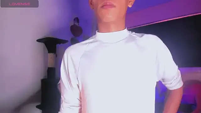 roouse – webcam model profile photo Image 2