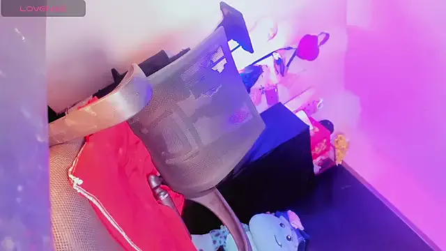 roouse – webcam model profile photo Image 5