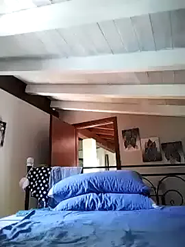 LT-333 – webcam model profile photo Image 14