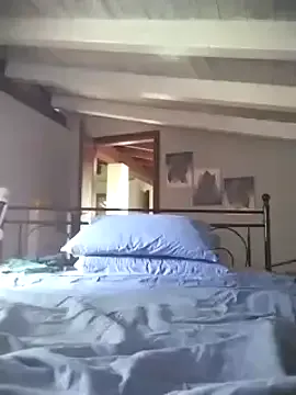 LT-333 – webcam model profile photo Image 15