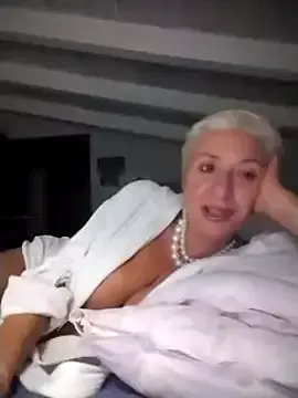 LT-333 – webcam model profile photo Image 16