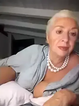 LT-333 – webcam model profile photo Image 17