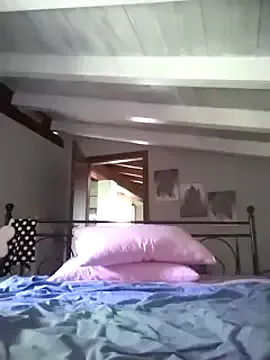 LT-333 – webcam model profile photo Image 3