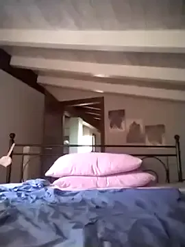 LT-333 – webcam model profile photo Image 5