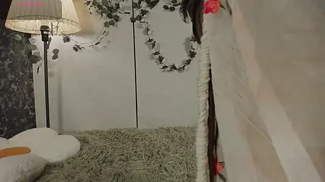 MiraKova – webcam model profile photo Image 2