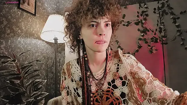 MiraKova – webcam model profile photo Image 3