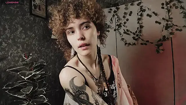 MiraKova – webcam model profile photo Image 4