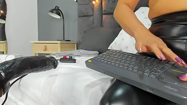 HotBella- – webcam model profile photo Image 18