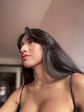 roouse – webcam model profile photo Image 10