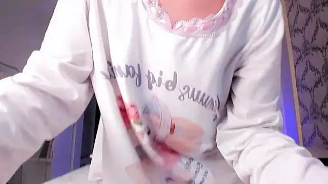 zui_lu – webcam model profile photo Image 6