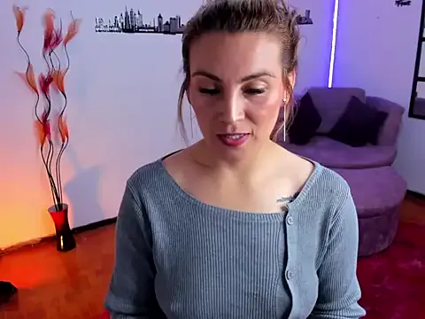 LoraClay – webcam model profile photo Image 10