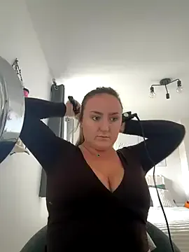 Liza_risky – webcam model profile photo Image 2