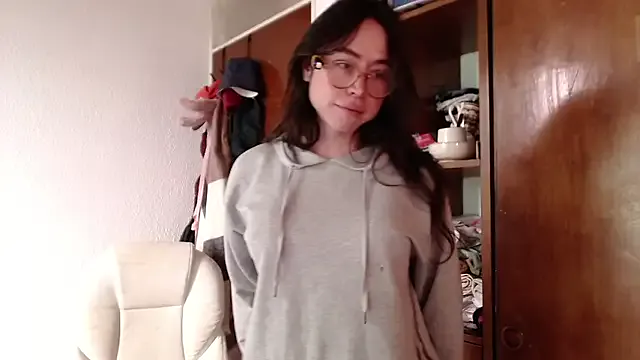 _Alicee_1 – webcam model profile photo Image 18