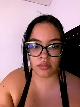 Yui-Ch – webcam model profile photo Image 4