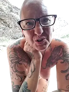 LT-333 – webcam model profile photo Image 9