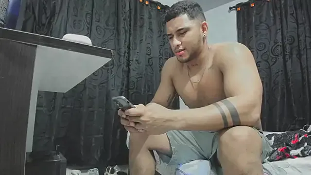 roouse – webcam model profile photo Image 18