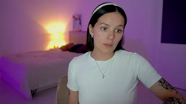 roouse – webcam model profile photo Image 11