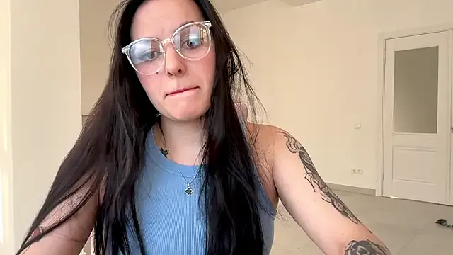 roouse – webcam model profile photo Image 3