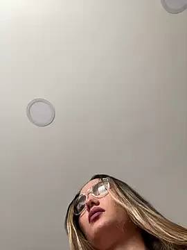 school_ch – webcam model profile photo Image 14