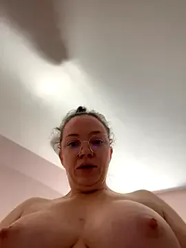 EsmeBrowm – webcam model profile photo Image 13