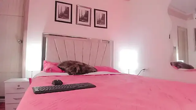 roouse – webcam model profile photo Image 6