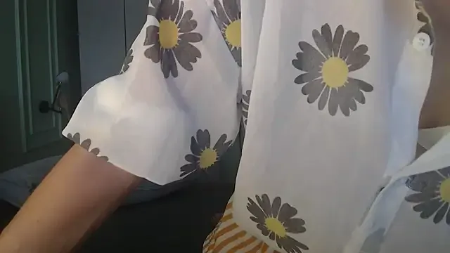 LunaWinks – webcam model profile photo Image 2