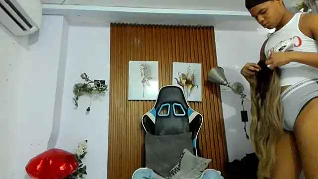 Emily_brown04 – webcam model profile photo Image 12