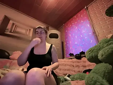 roouse – webcam model profile photo Image 4