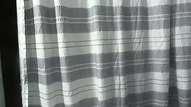 roouse – webcam model profile photo Image 2