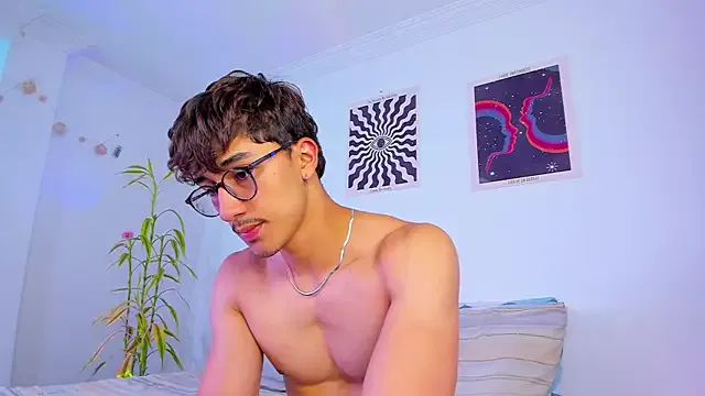 roouse – webcam model profile photo Image 2