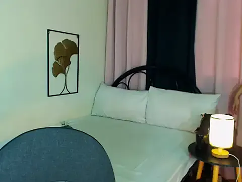 roouse – webcam model profile photo Image 6