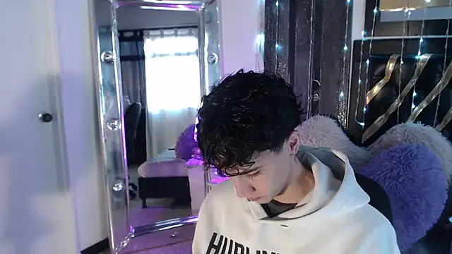 oypo – webcam model profile photo Image 3