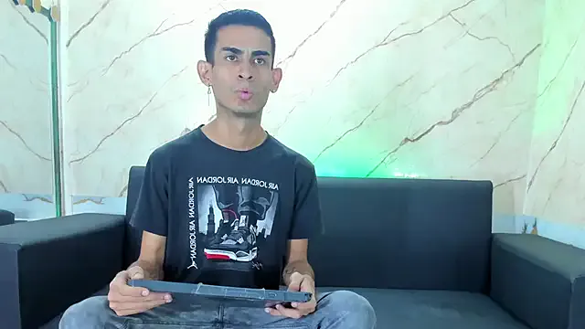 zui_lu – webcam model profile photo Image 8