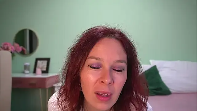 roouse – webcam model profile photo Image 5