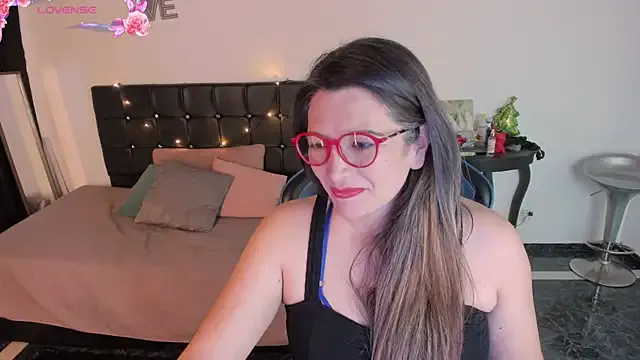 Lusty_Rose01 – webcam model profile photo Image 3