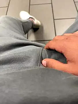 itsme_LEON – webcam model profile photo Image 6