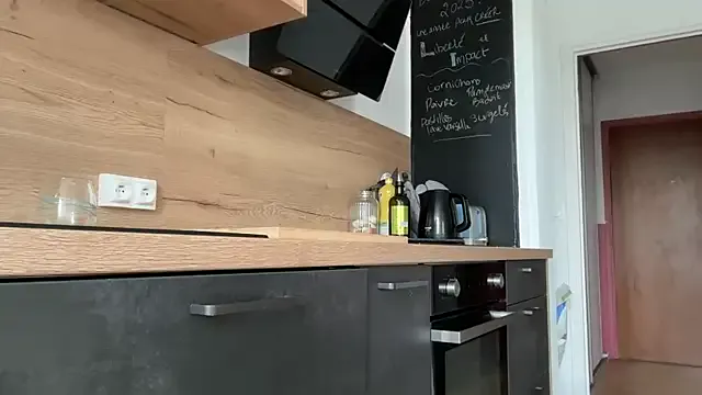 roouse – webcam model profile photo Image 3