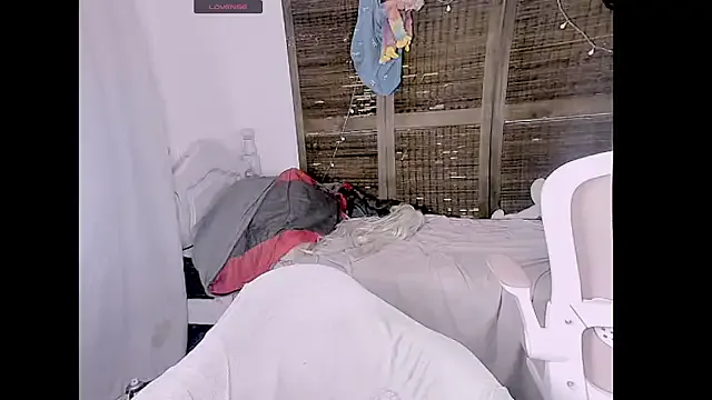 roouse – webcam model profile photo Image 4