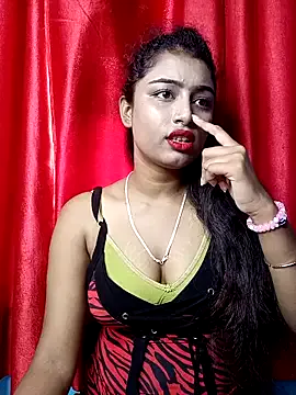 EmiliGarden – webcam model profile photo Image 15