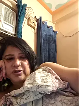 JulieRoyal – webcam model profile photo Image 6