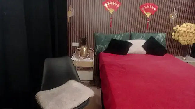 roouse – webcam model profile photo Image 15