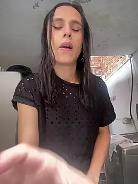 roouse – webcam model profile photo Image 5