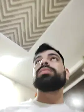 LT-333 – webcam model profile photo Image 4