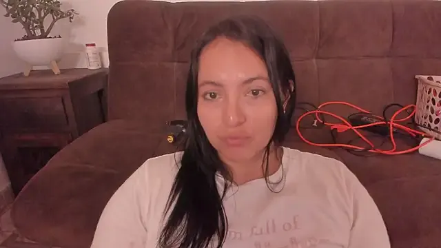 MiraKova – webcam model profile photo Image 8