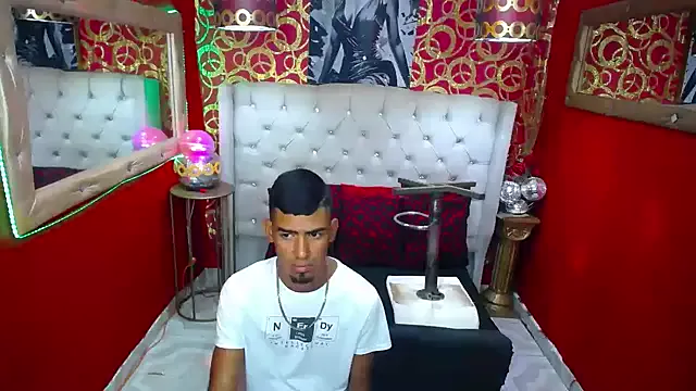 roouse – webcam model profile photo Image 12