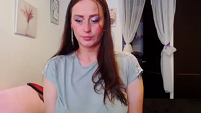 JulieRoyal – webcam model profile photo Image 6