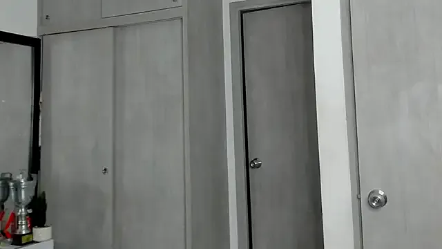 roouse – webcam model profile photo Image 4