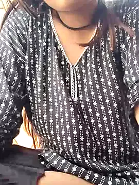 roouse – webcam model profile photo Image 6