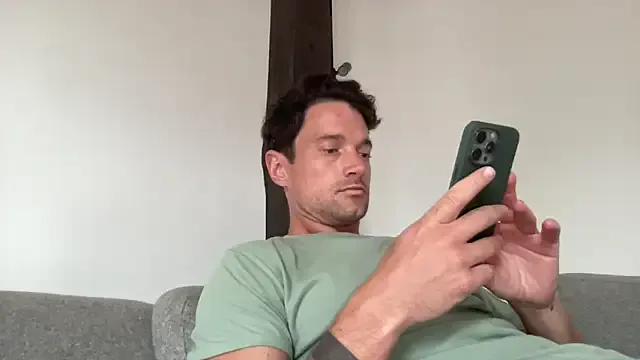 Awesomelusty – webcam model profile photo Image 2